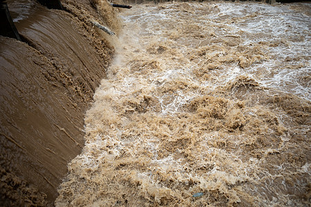 暴风雨过后洪水泛滥     带土壤混合的未开垦水地球气象泡沫下雨环境海岸线季节场景危险损害图片