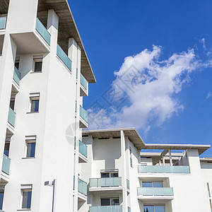 现代公寓楼住宅蓝色天空窗户住房建筑房子投资城市抵押图片