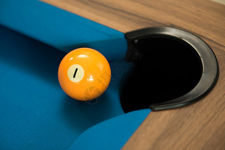 以第1号为焦点的浅蓝色桌子上的游泳池球或台球图片
