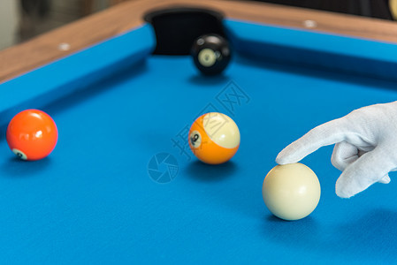浅蓝色表格上的单球或台球手调整游泳池乐趣娱乐数字桌子闲暇口袋白色游戏架子线索图片