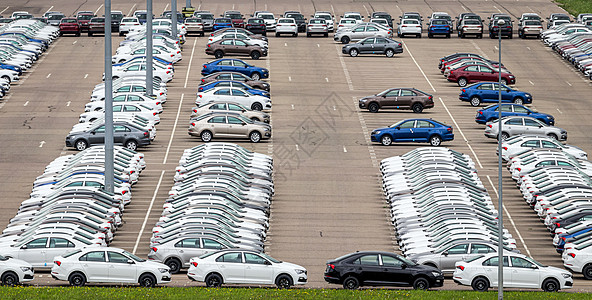 在春天的阴天 一家汽车厂 一排排新车停在配送中心 露天停车场的顶视图团体汽车工业销售输送带技术商业发动机工厂贮存出口图片