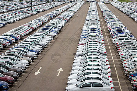 在春天的阴天 一家汽车厂 一排排新车停在配送中心 露天停车场的顶视图出口汽车工业贸易销售车辆引擎技术贮存进口经济学图片