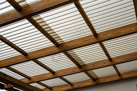 现代室内设计 天花板由木梁制成 木柱图片