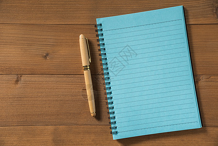 棕色木制表格上带笔笔的空白笔记本记事本软垫床单日记办公室铅笔商业笔记螺旋教育图片