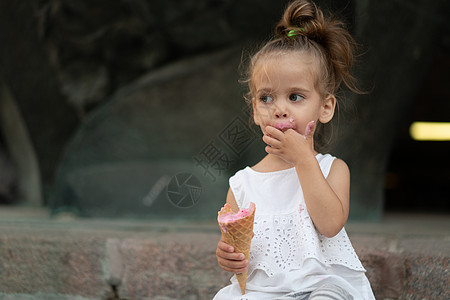 小caucasian女孩 三岁吃冰淇淋特写肖像快乐女性锥体香草奶油头发幸福喜悦童年乐趣图片