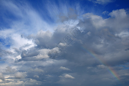 天空中的彩虹与美丽的云朵图片