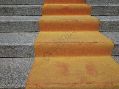 楼梯上橙红色地毯图片