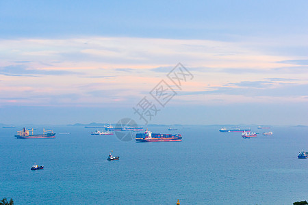 沿Singapor岸岸外的货轮和油轮商品贸易进出口商业全景货物油船货船天空运输图片