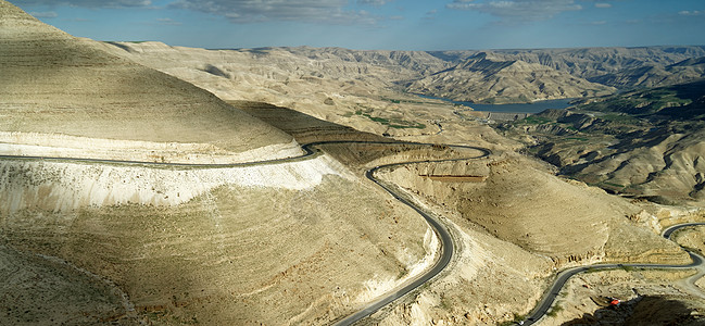 在约旦Wadi Mujib水库以北的公路上 国王高速公路全景可见旱谷曲线地平线岩石峡谷场景沙漠爬坡风景旅行图片