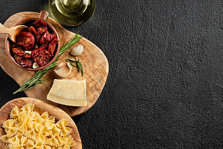 粘贴面食的成分与日晒番茄和帕面糊相加 意大利 Cuisine 带有复制空间的图像背景