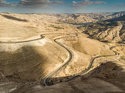 在约旦Wadi Mujib水库以北的公路上 国王高速公路全景可见风景场景岩石沥青旅行峡谷曲线地平线旱谷爬坡图片