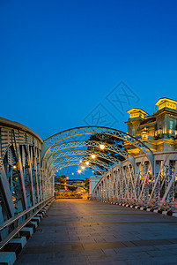 新加坡安德森大桥的视图商业摩天大楼鱼尾狮游客场景市中心城市蓝色雕塑狮子图片
