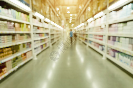 摘要 超市贴现商店 过道和产品货架摘要模糊不清 内部背景不突出重点图片