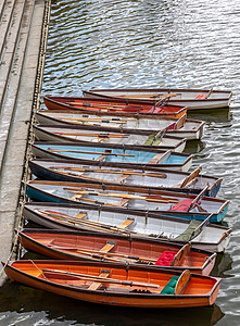 在泰晤士河上停泊的木制租船旅游王国吸引力闲暇血管城市小艇旅行图片