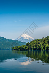 阿希湖和富士山松树火山顶峰杉树森林爬坡反射银行旅行天空图片