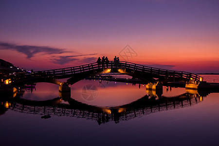 日落时的莱夫卡达玛丽娜游客旅行者地标夜生活太阳港口反射剪影旅行旅游图片