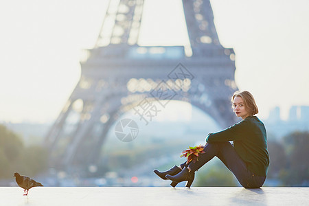 巴黎埃菲尔塔附近的美丽的法国年轻女子 在旅行鸽子理发景点成人纪念碑城市地方女孩女性图片