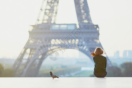 巴黎埃菲尔塔附近的美丽的法国年轻女子 在纪念碑阳光鸽子旅行城市目的地树叶理发街道女性图片