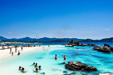 泰国普吉海滩的旅游者放松躺椅热带阳伞日光浴太阳极乐海浪享受海岸假期图片