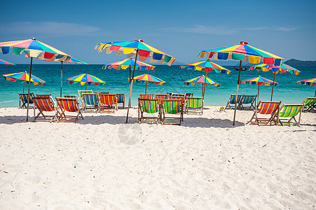 在普吉海滩上 富彩色彩的伞下坐着沙滩椅晒黑海岸海浪假期极乐海洋巡航躺椅海岸线孤独图片