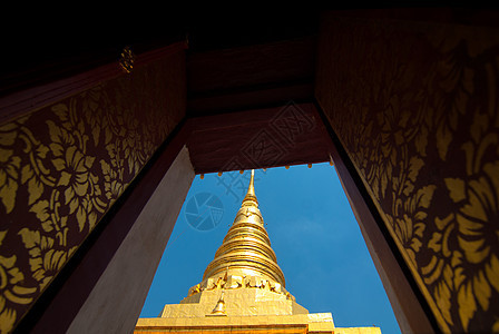 泰国佛教寺庙的塔塔教会天空金子木头文化仪式佛塔王国雕塑雕像图片