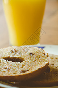 橙汁和烤面包面包圈午餐健康饮食吃饭营养橙子生活肉桂水果盘子黄油图片