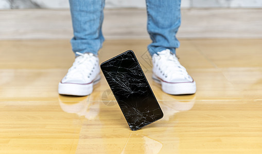 人们在地板上失密的屏幕上掉落智能手机展示碰撞成人失败细胞玻璃药片地面损害破坏图片