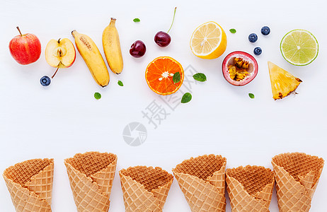 平坦地铺设各种新鲜水果蓝莓 草莓 橘子 橙子 香蕉锥体晶圆浆果沙拉食物面包美食奇异果热带营养图片