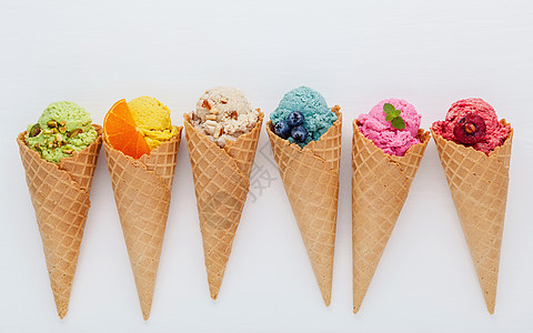 甜锥蓝莓 草莓和冰淇淋等各种冰淇淋口味糕点小吃味道美食热带茶点食物沙拉锥体甜点图片