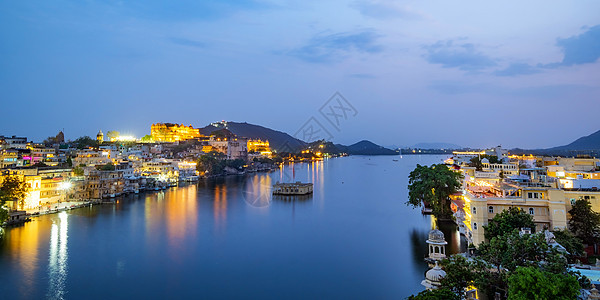 乌代普尔市位于印度拉贾斯坦邦Pichola湖吸引力旅游锯齿天空神殿酒店奢华旅行城市景观图片