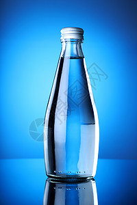 纯净和纯矿物饮用水瓶装蓝背面小溪图片