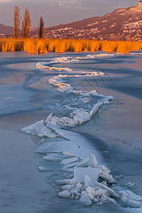 日落时 巴拉顿湖内许多冰块相互交织在一起晴天全球冷冻蓝色镜子冷藏天空池塘芦苇冻结背景图片