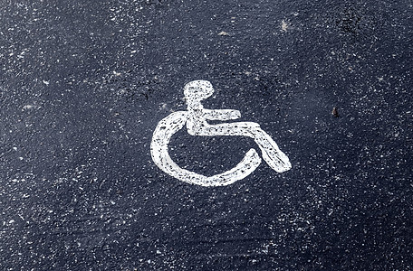 残疾客户的停车位 带油漆的停车场安全街道白色障碍人士标志残疾人沥青灰色残障图片