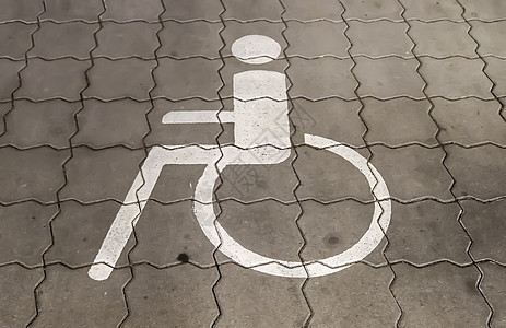 残疾客户的停车位 带油漆的停车场人行道标志残障城市沥青白色指示牌人士停车安全图片