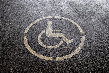 残疾客户的停车位 带油漆的停车场停车椅子路面街道灰色运输安全车轮障碍人士图片