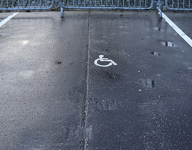 残疾客户的停车位 带油漆的停车场障碍白色灰色残障指示牌安全人行道城市街道椅子图片