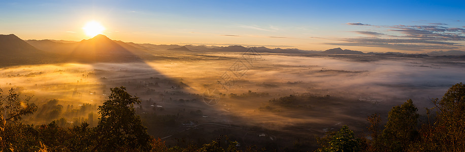 山上日出 云雾笼罩岩石气氛季节活力太阳插图环境旅行顶峰公园图片