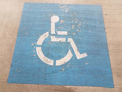 水泥水泥上的蓝色轮椅或残疾人停车标志地面路面人士残障图片