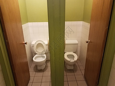 2个厕所 绿色和白色洗手间有摊位图片
