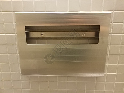 洗手间空的金属马桶安全套喷洒器马桶盖灰色瓷砖卫生间背景图片