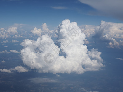 从飞行计划中看到的蓝天和云背景天气航班天空旅行空白蓝色白色运输背景图片