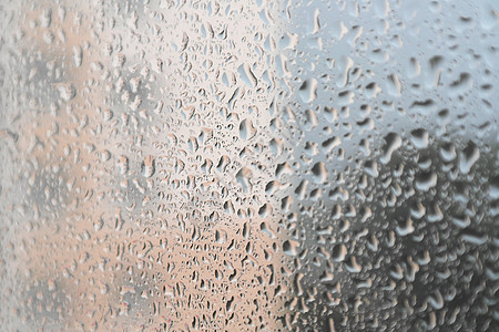 在夏雨天蓝色建筑物绿色灰色下雨天气玻璃窗户雨滴天空图片