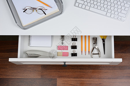 开放桌面绘图器眼镜补给品静物高角度抽屉地面罗盘办公室高架订书机图片
