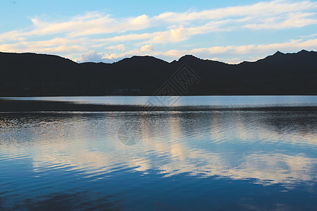 圣路易斯蓝色月光在湖上反射天空浅蓝色沮丧液体淡水空间背景