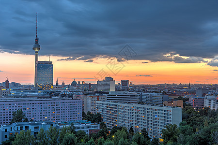 德国柏林的戏剧性日落中心市中心电视场景游客广场摩天大楼吸引力首都天空图片