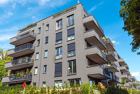 现代灰色公寓楼 见于柏林财产天空市场住房房地产不动产阳台房子高楼投资图片