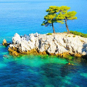 希腊Skopelos的松绿水 松树和岩石海岸线旅游妈妈蓝色墙纸阳光悬崖电影海岸水晶假期图片