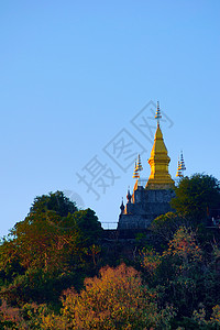 在老挝的Phou Si山峰上的金佛陀 从城市看低视野图片