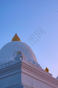 2019年 老挝的寺庙Stupa修复和油漆白金图片