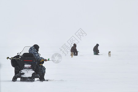 冰鱼渔民     从事冰钓的男子在湖边捕鱼背景图片